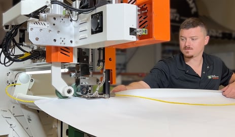 Svařování termoplastického materiálu svařovacím zařízením Hot Wedge Miller weldmaster